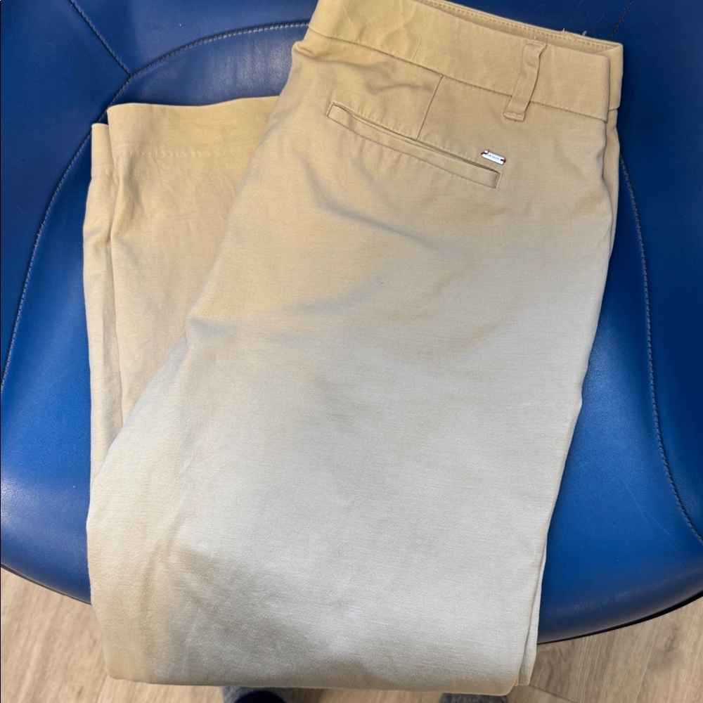 Tommy Hilfiger women’s Khaki Capri pants